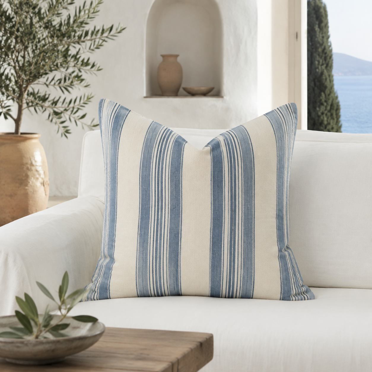 Housse de coussin rayée bleu et écru, 45 x 45 cm